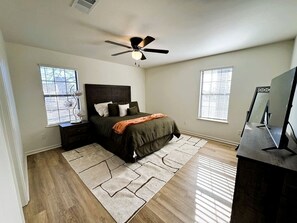 Desk, iron/ironing board, WiFi, bed sheets - Peaceful Retreat with Expansive Yards & Cozy Outdoor Spaces in Alexander, Arkansas (Alexander)