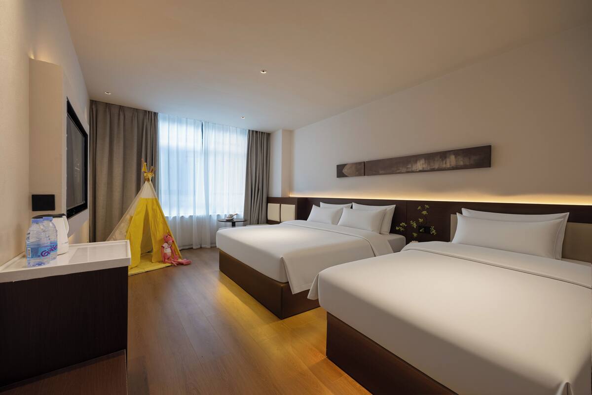 Phòng đôi hoặc 2 giường đơn dành cho gia đình, quang cảnh thành phố | Bộ đồ giường cao cấp, chăn bông, bàn 