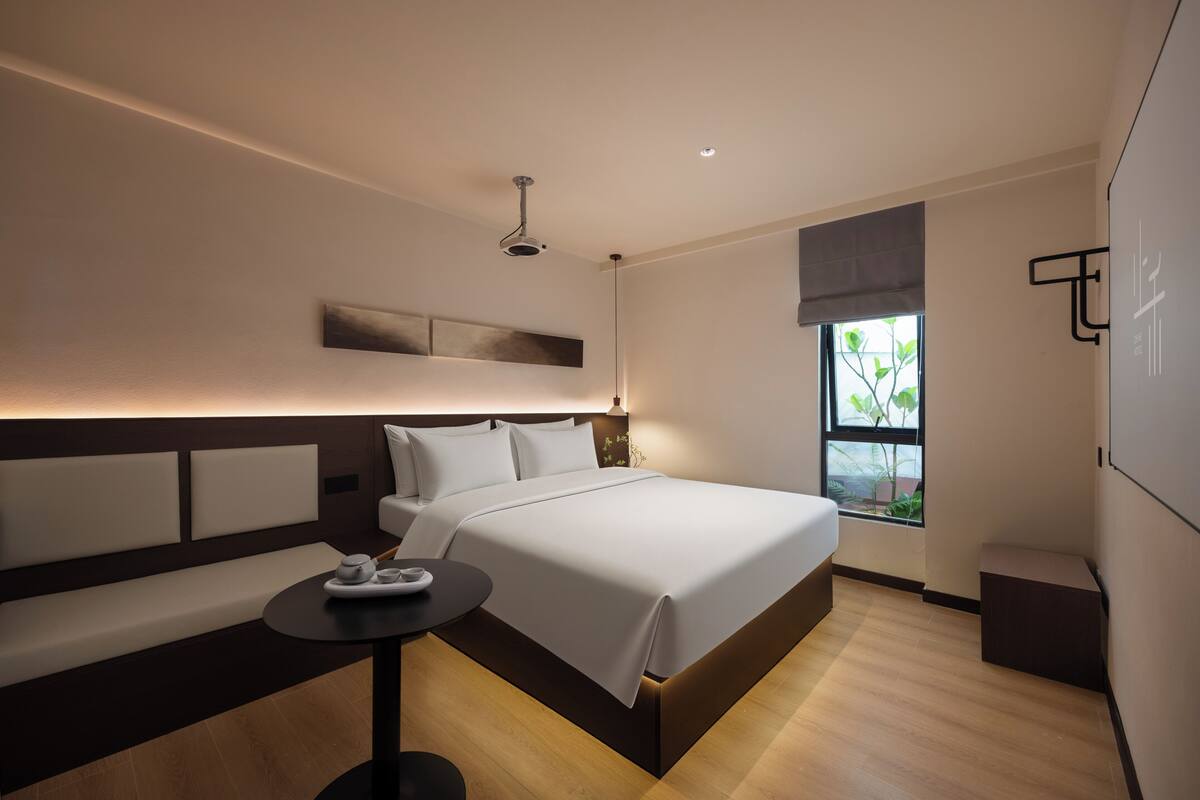Phòng đôi phong cách cổ điển | Bộ đồ giường cao cấp, chăn bông, bàn 
