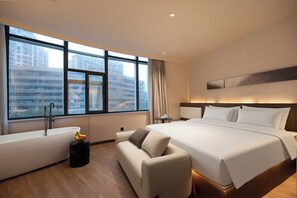 Luxury-Doppelzimmer, Stadtblick | Hochwertige Bettwaren, Daunenbettdecken, Schreibtisch