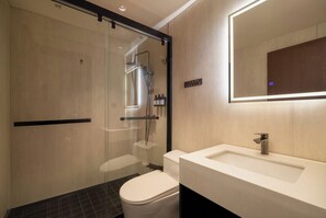 ห้องแฟมิลี่ดับเบิลหรือทวิน, วิวเมือง | ห้องน้ำ | ของใช้ในห้องน้ำฟรี, ไดร์เป่าผม, รองเท้าสวมภายในห้อง, ผ้าเช็ดตัว