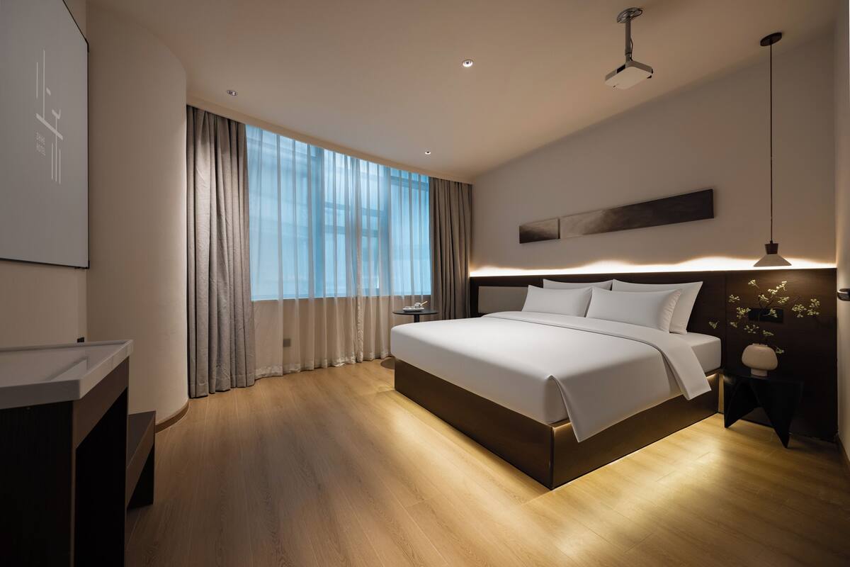 Phòng đôi có thiết kế đặc sắc | Bộ đồ giường cao cấp, chăn bông, bàn 