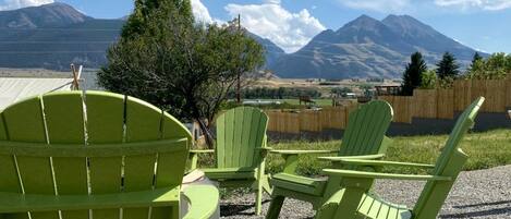 Terrasse extérieure avec vue sur les montagnes.