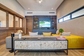 Ein modernes Wohnzimmer mit einer Couch, einem Couchtisch und einem Fernseher.