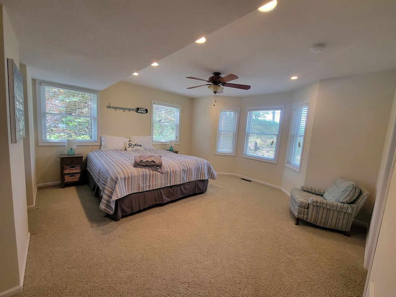 5 bedrooms, desk, iron/ironing board, WiFi