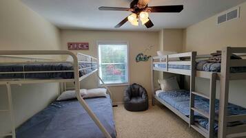 5 bedrooms, desk, iron/ironing board, WiFi