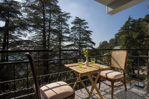 Outdoor dining - Alaya Stays Baljees Melville Divine 1BHK (Shimla)