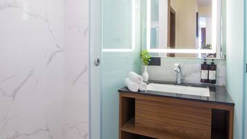 Superior Apartment, Garden View | Bathroom