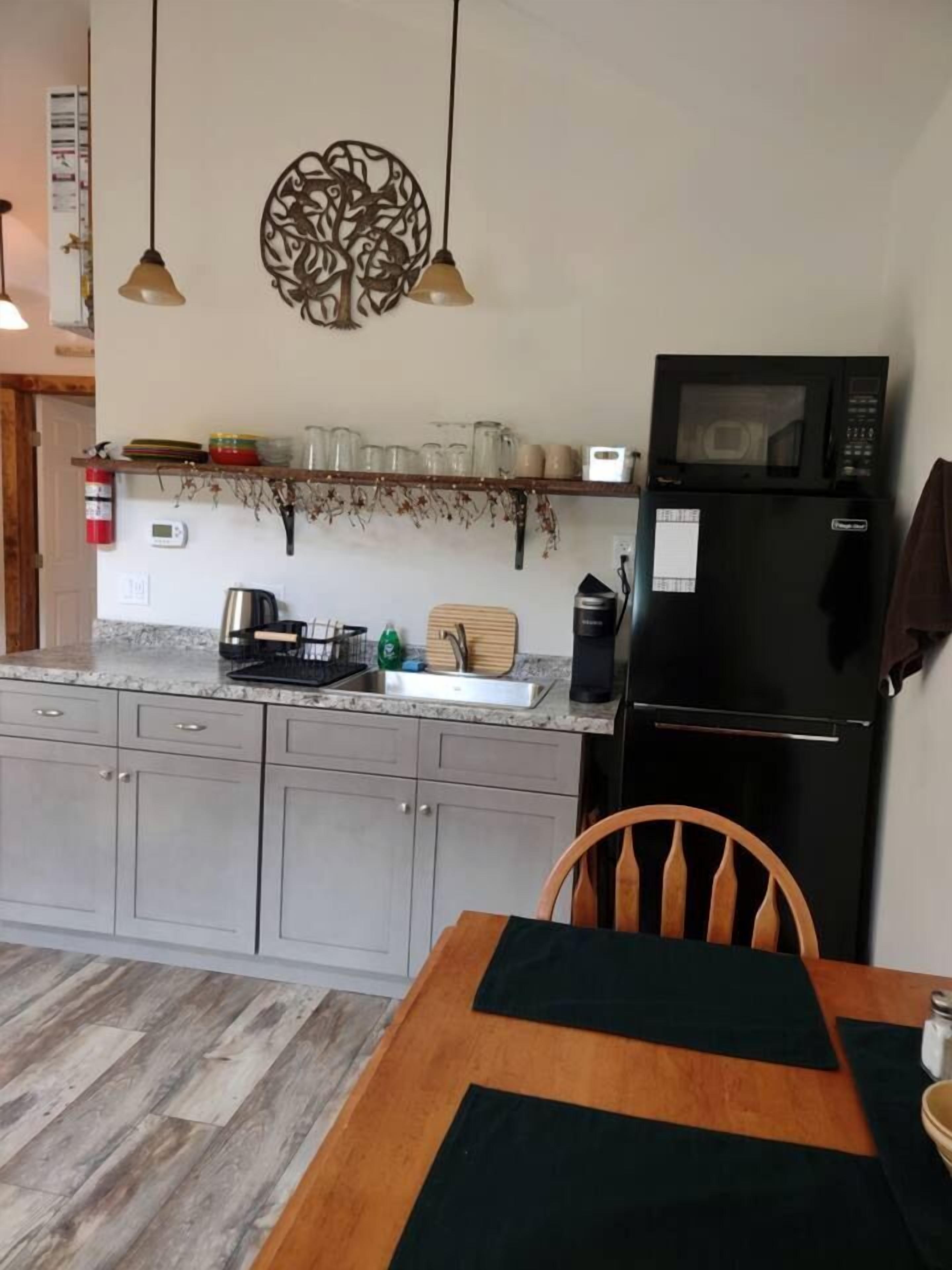 Cafetera y tetera, refrigerador, microondas y parrilla de estufa 