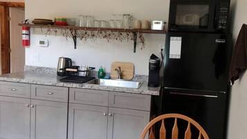 Cafetera y tetera, refrigerador, microondas y parrilla de estufa