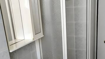 Dusche, Haartrockner, Handtücher