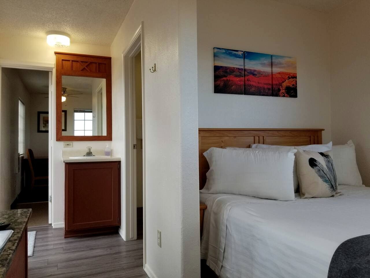 2 bedrooms, desk, WiFi, bed sheets