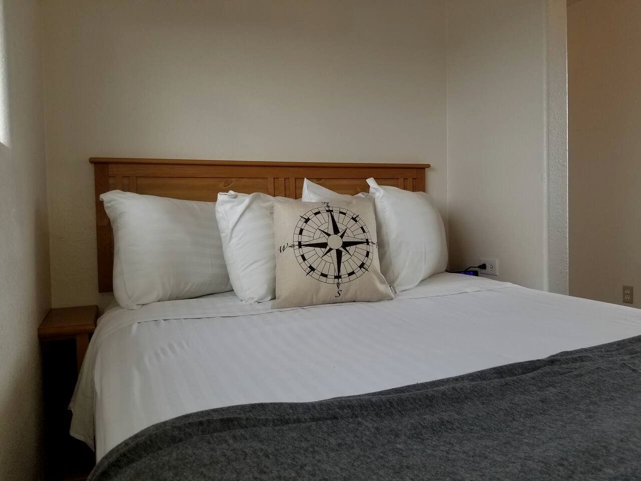 2 bedrooms, desk, WiFi, bed sheets