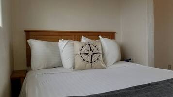 2 bedrooms, desk, WiFi, bed sheets
