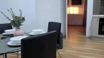 Casa, 3 habitaciones, balcón, vista al jardín | Restaurantes