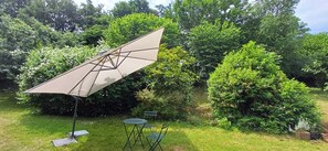 Outdoor dining - Vrbo Property (Plusquellec)