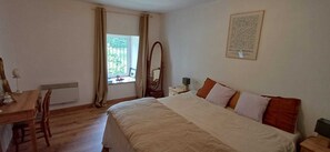 Iron/ironing board, free WiFi, bed sheets - Vrbo Property (Plusquellec)