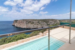 Ein Pool mit Blick auf das Meer und die Klippen.