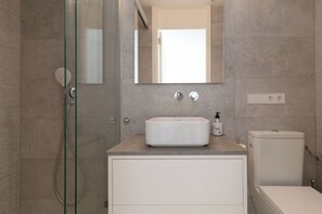 Douche, séchoir à cheveux, serviettes fournies