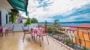 Outdoor dining - Vrbo Property (Crikvenica)