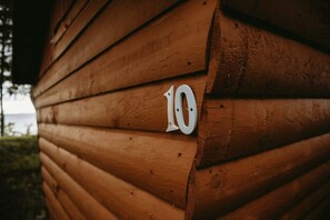 Eine Holzhütte mit der Nummer 10.
