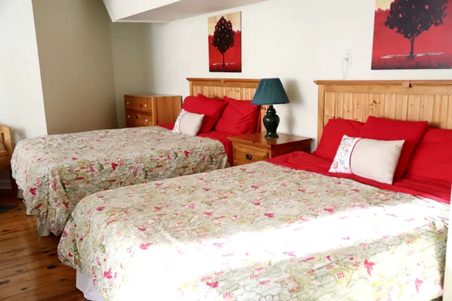 2 bedrooms, desk, WiFi, bed sheets