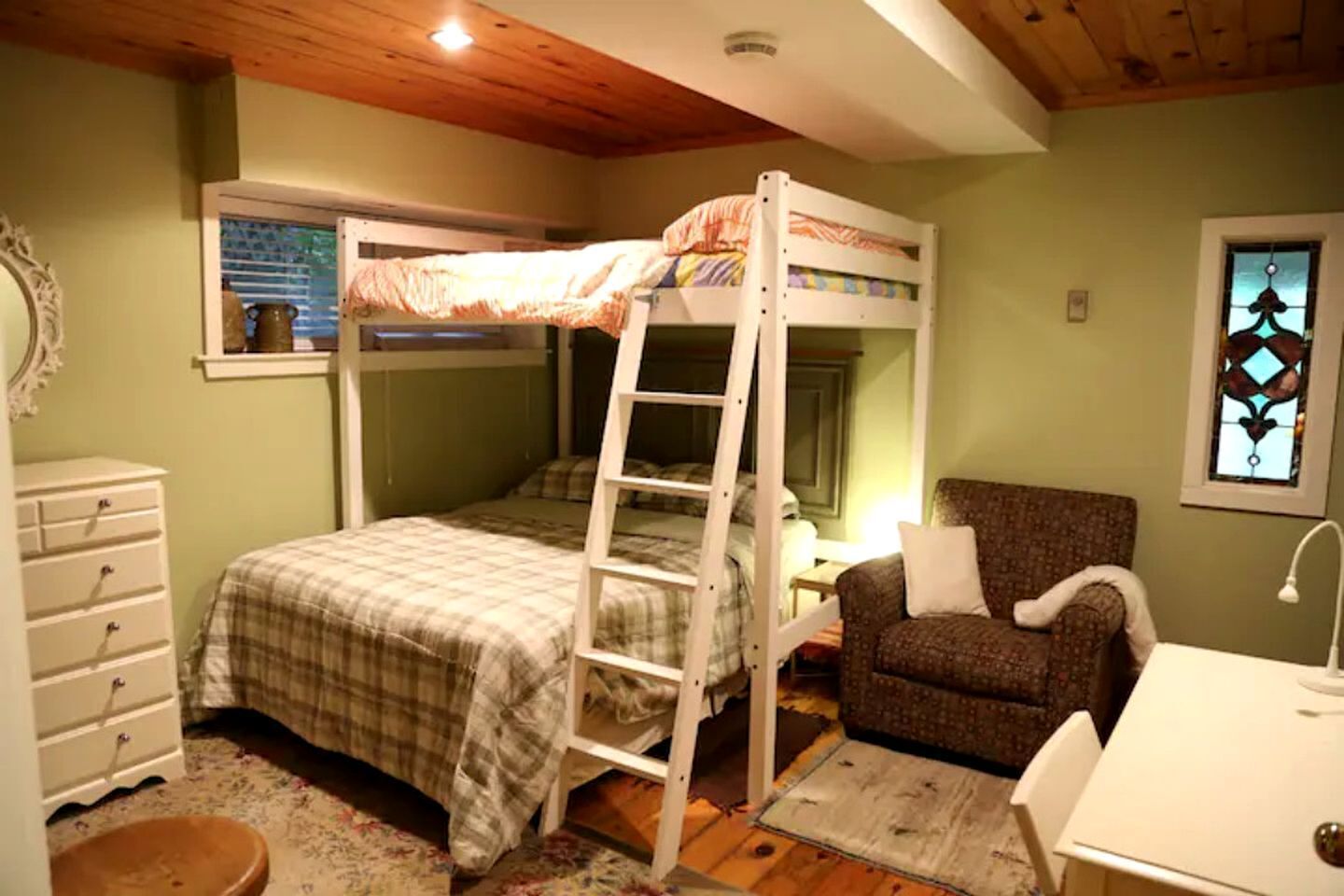 2 bedrooms, desk, WiFi, bed sheets