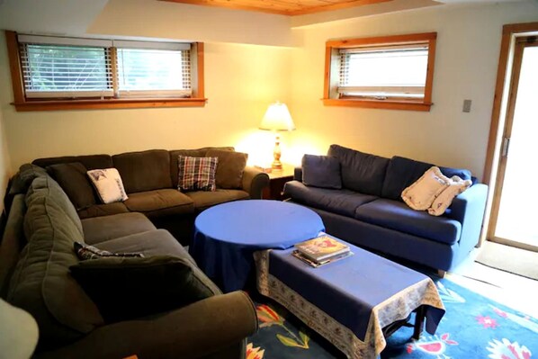 A living room with two sofas, a coffee table, and a lamp.