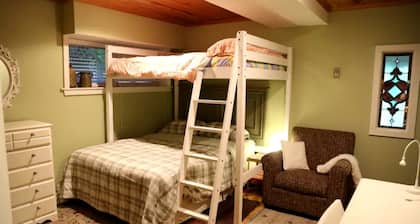 Lovely Cabin Rental with Outdoor Pool and Hot Tub near Markdale, Ontario