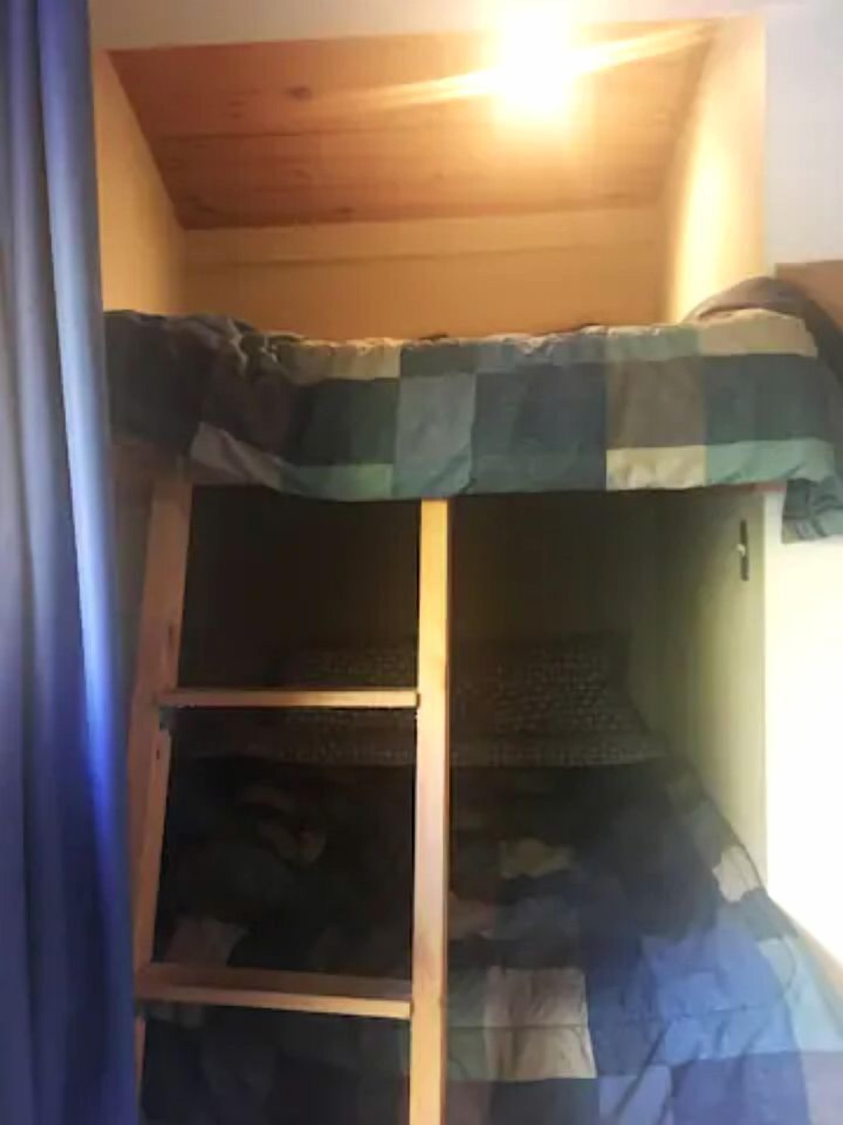 2 bedrooms, desk, WiFi, bed sheets