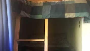 2 bedrooms, desk, WiFi, bed sheets