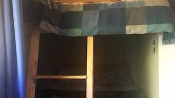 2 bedrooms, desk, WiFi, bed sheets