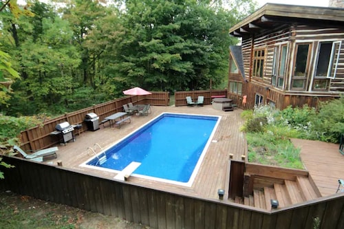 Lovely Cabin Rental with Outdoor Pool and Hot Tub near Markdale, Ontario