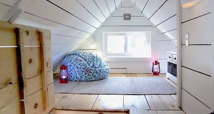 Charming Cabin Rental on Deer Lake in Ontario, Canada