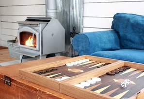 Un juego de mesa de madera sobre una mesa, con una chimenea al fondo.