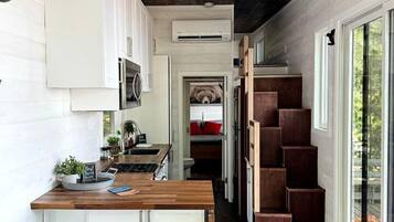 Réfrigérateur, un four, surface de cuisson, grille-pain