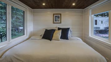 1 bedroom, desk, WiFi, bed sheets