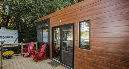 Fantastic Secluded Tiny House with Barbecue and Gorgeous Sights in Petawawa, Ontario