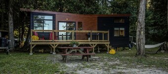 Fantastic Secluded Tiny House with Barbecue and Gorgeous Sights in Petawawa, Ontario