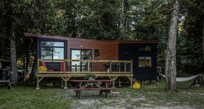 Fantastic Secluded Tiny House with Barbecue and Gorgeous Sights in Petawawa, Ontario