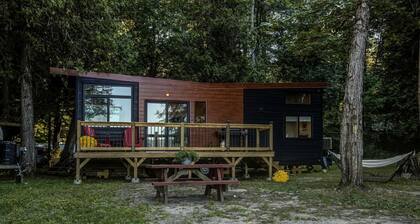 Fantastic Secluded Tiny House with Barbecue and Gorgeous Sights in Petawawa, Ontario
