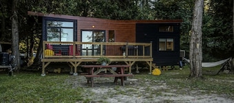 Fantastic Secluded Tiny House with Barbecue and Gorgeous Sights in Petawawa, Ontario