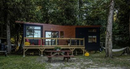 Fantastic Secluded Tiny House with Barbecue and Gorgeous Sights in Petawawa, Ontario
