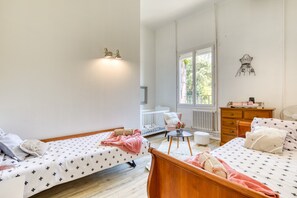 2 bedrooms, iron/ironing board, WiFi - Guest Room “La Bouzigaude” with Shared Terrace, Communal Garden and Wi-Fi (Balaruc-le-Vieux)