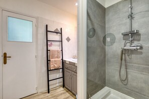 Dusche, Haartrockner, Handtücher