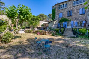 Outdoor dining - Guest Room “La Bouzigaude” with Shared Terrace, Communal Garden and Wi-Fi (Balaruc-le-Vieux)