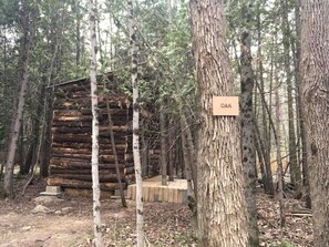 A log cabin surrounded by trees with a sign reading 'OAK'. - Rustic Cabin Incredible for Hiking and Outdoor Lovers in Ontario (Markdale)