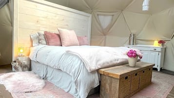 1 bedroom, bed sheets