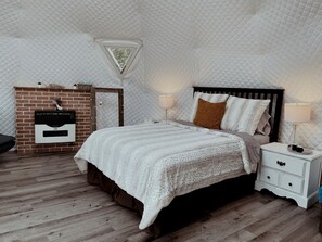 Room - Lakefront Dome with Idyllic Design and Views in Ontario (Whitestone)
