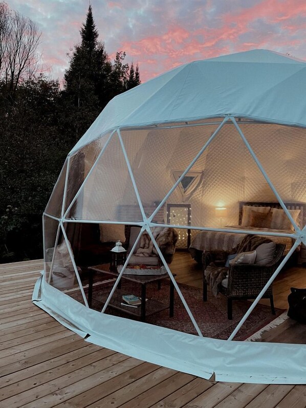 Terrace/patio - Lakefront Dome with Idyllic Design and Views in Ontario (Whitestone)